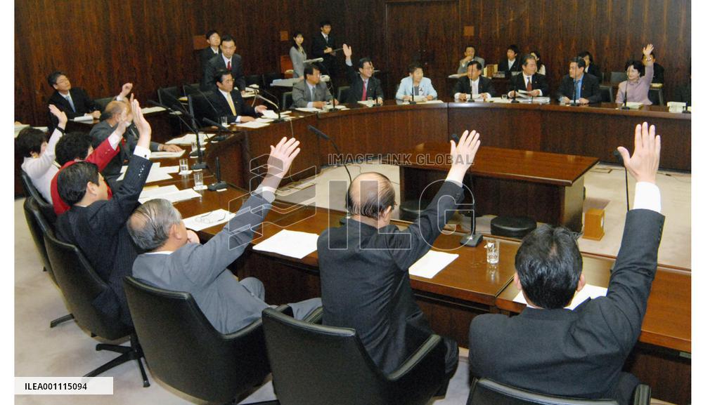 Upper house panel OKs bill to fingerprint, photograph foreigners