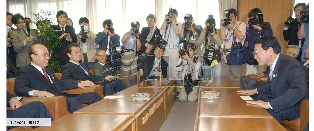 Heads of pro-Seoul, pro-Pyongyang Korean groups meet