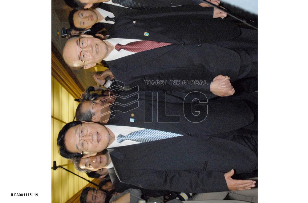 Heads of pro-Seoul, pro-Pyongyang Korean groups meet