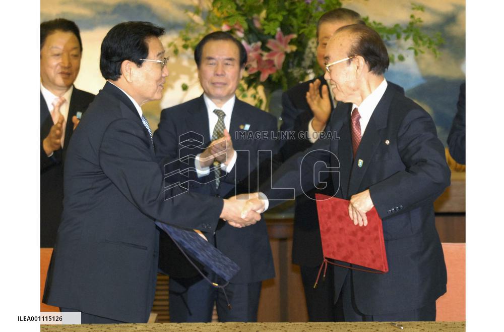 Heads of Pro-Seoul, pro-Pyongyang Koreans vow reconciliation
