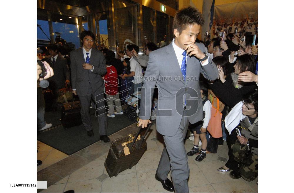 Fukunishi, Narazaki arrive at camp