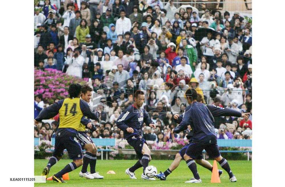 Record crowd watches Japan team training