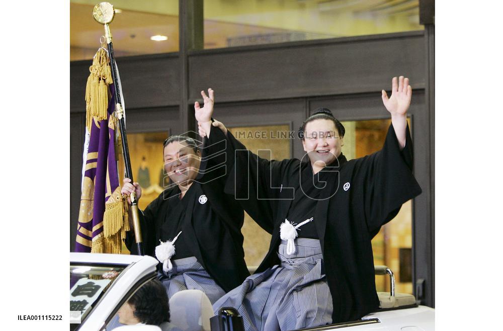 Hakuho wins playoff against Miyabiyama at summer sumo