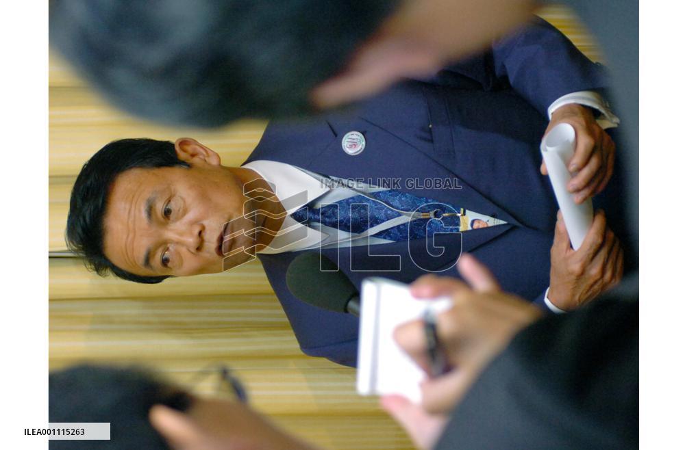 Japan, China apart over shrine visits, eye frequent gas talks