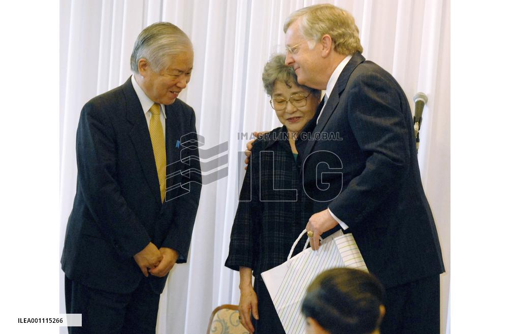 Abductee's mother thanks top U.S. envoy for role in Bush meeting