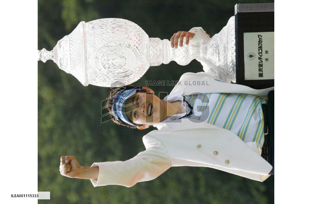 Amanuma holds on to end 5-year victory drought