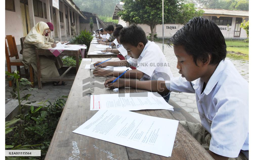 Scenes from quake-hit Java Island