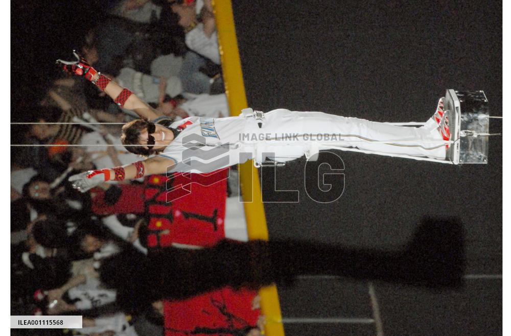 Shinjo makes rock-star entrance from roof of Sapporo Dome