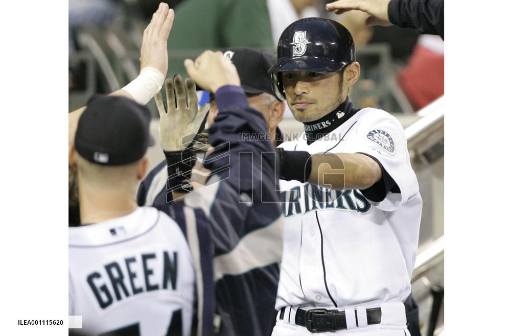 Ichiro records 2,500 hits in Japan, major leagues