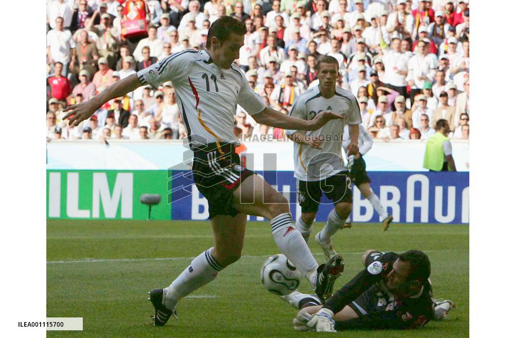 Klose dribbles to Costa Rica side