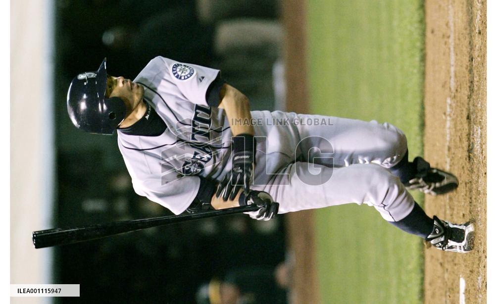 Mariners' Ichiro extends hitting streak to 13 games