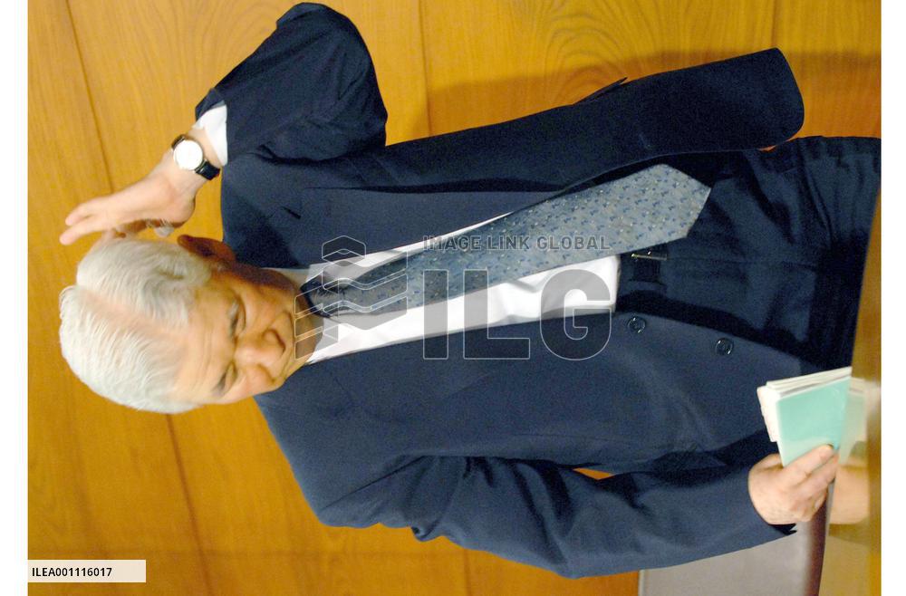 BOJ chief denies possible resignation over fund investment