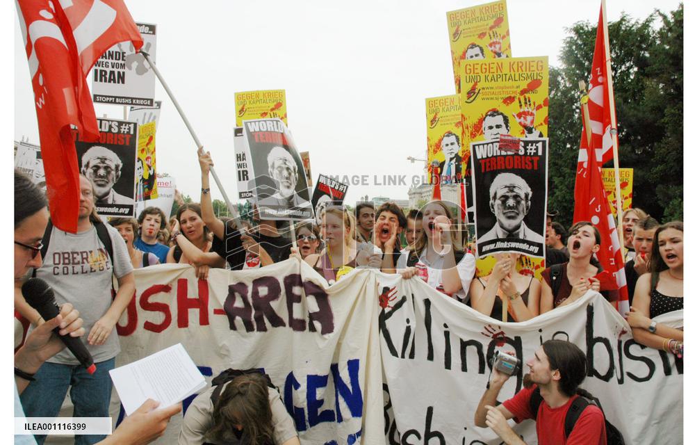 People protest President Bush's visit to Vienna