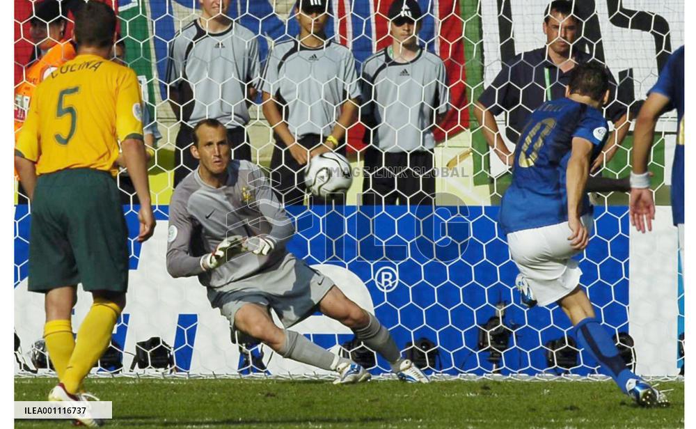 Late Totti penalty gives Italy 1-0 win over Australia