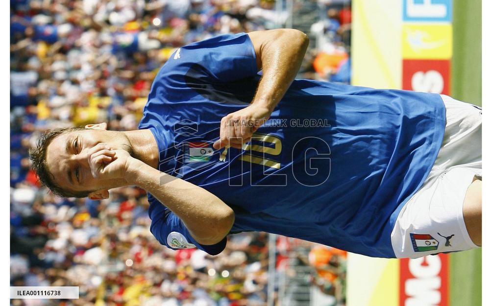 Late Totti penalty gives Italy 1-0 win over Australia