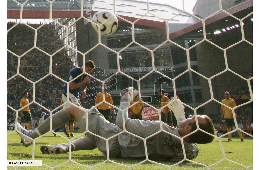 Late Totti penalty gives Italy 1-0 win over Australia