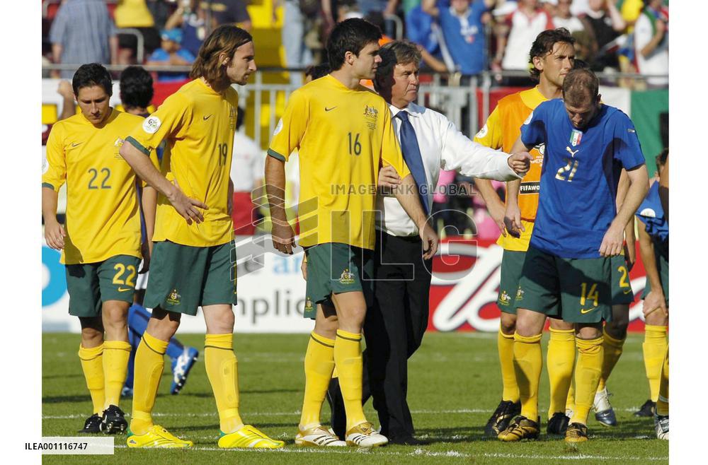 Late Totti penalty gives Italy 1-0 win over Australia