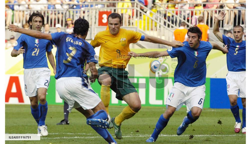 Late Totti penalty gives Italy 1-0 win over Australia