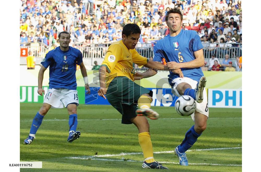 Late Totti penalty gives Italy 1-0 win over Australia