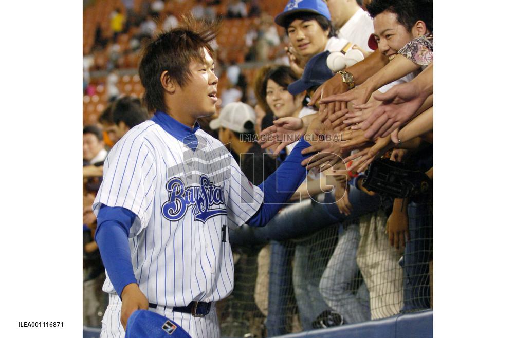 Rookie Yamaguchi mows down reeling Giants
