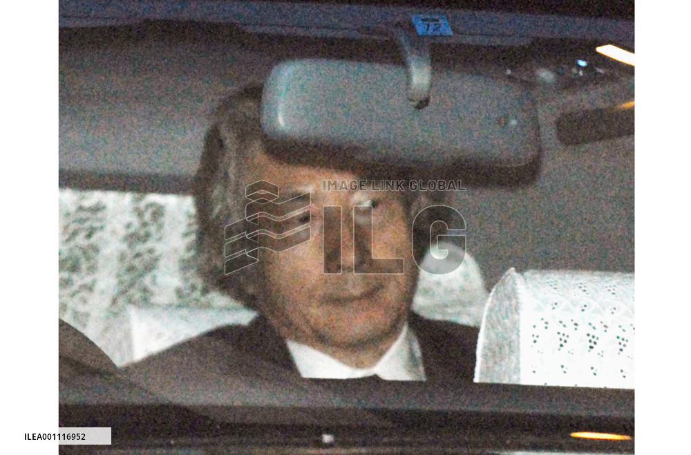 Koizumi pays respects to Hashimoto upon return from trip