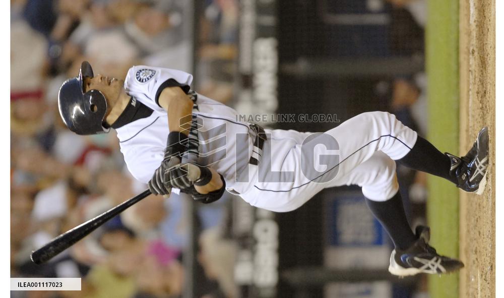 Ichiro homers, powers Mariners to win over Rockies