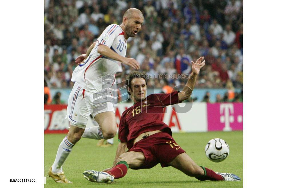 Zidane penalty sets up France-Italy World Cup final