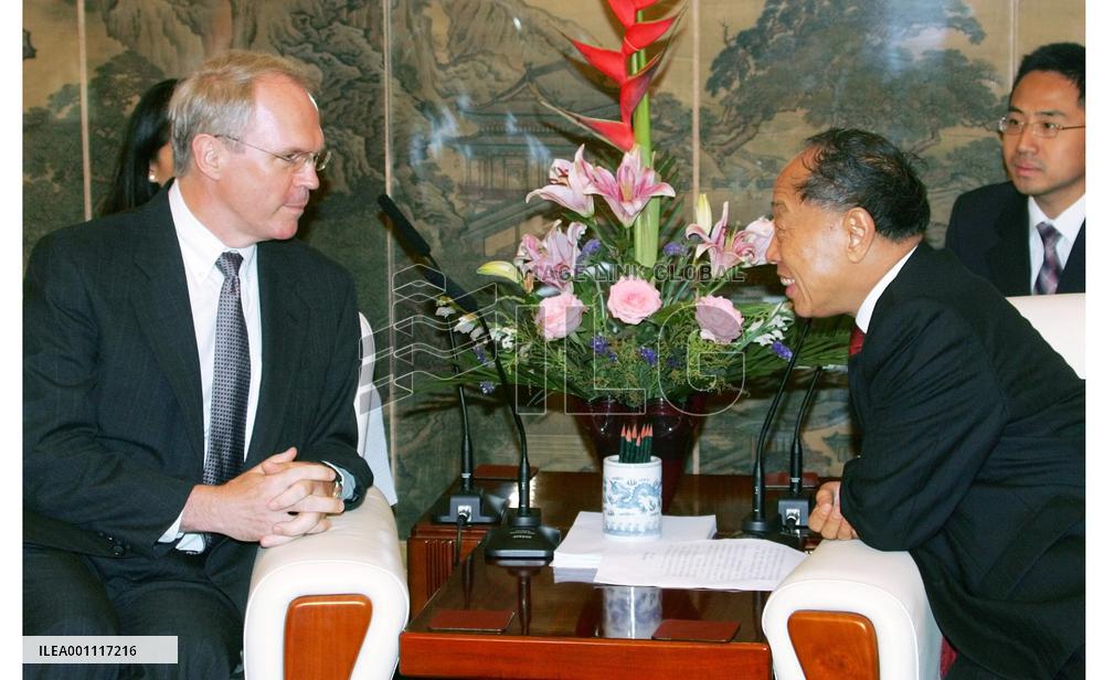 Hill holds talks with China's Li