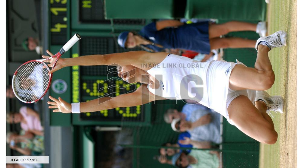 Mauresmo clinches Wimbledon title