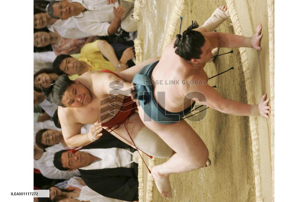 Hakuho falls to 1st-day loss at Nagoya sumo