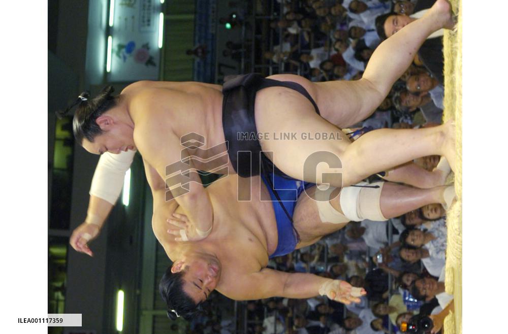 Asashoryu dumps Kakizoe on 3rd day of Nagoya sumo