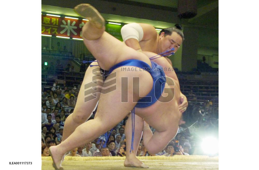 Asashoryu wins 4th straight at Nagoya tourney