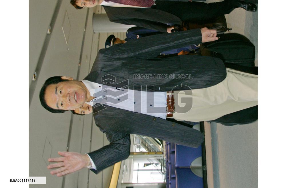 Nukaga heads to Kuwait to greet Japanese troops from Iraq