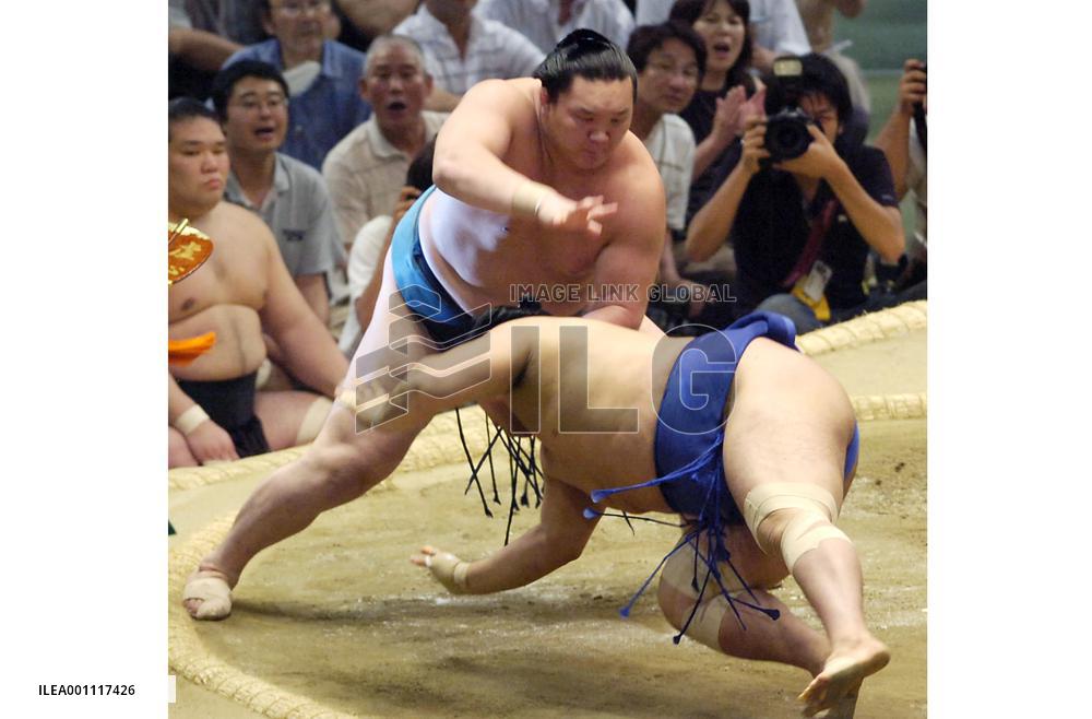 Hakuho upends Kakizoe