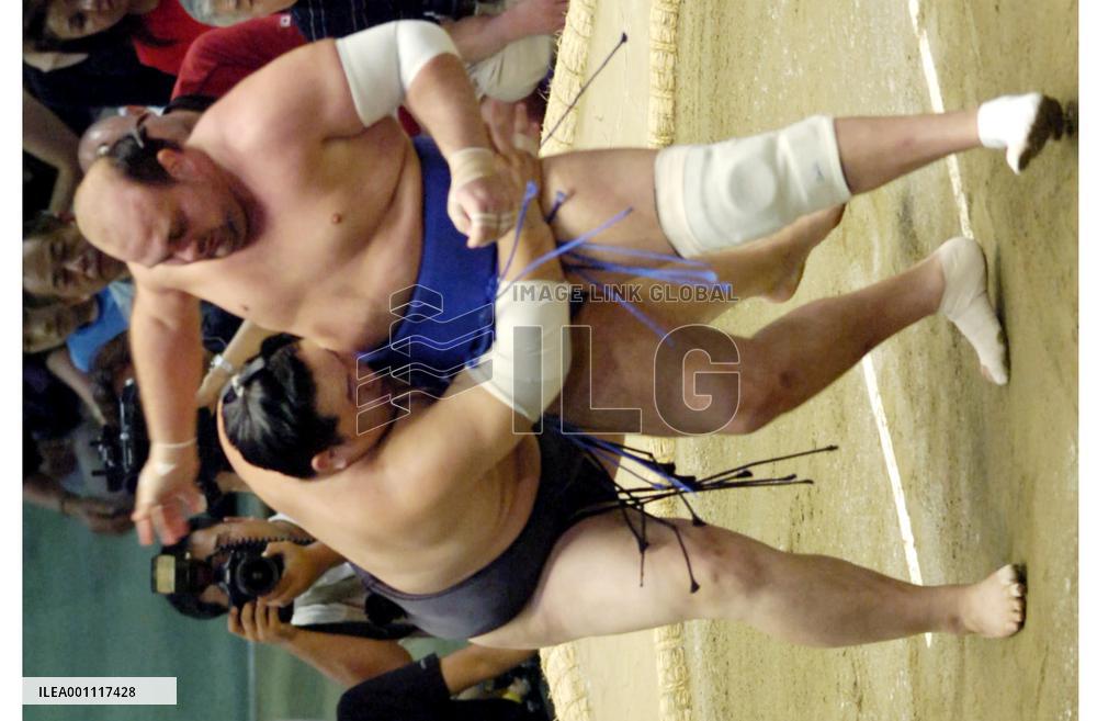 Asashoryu continues stampede