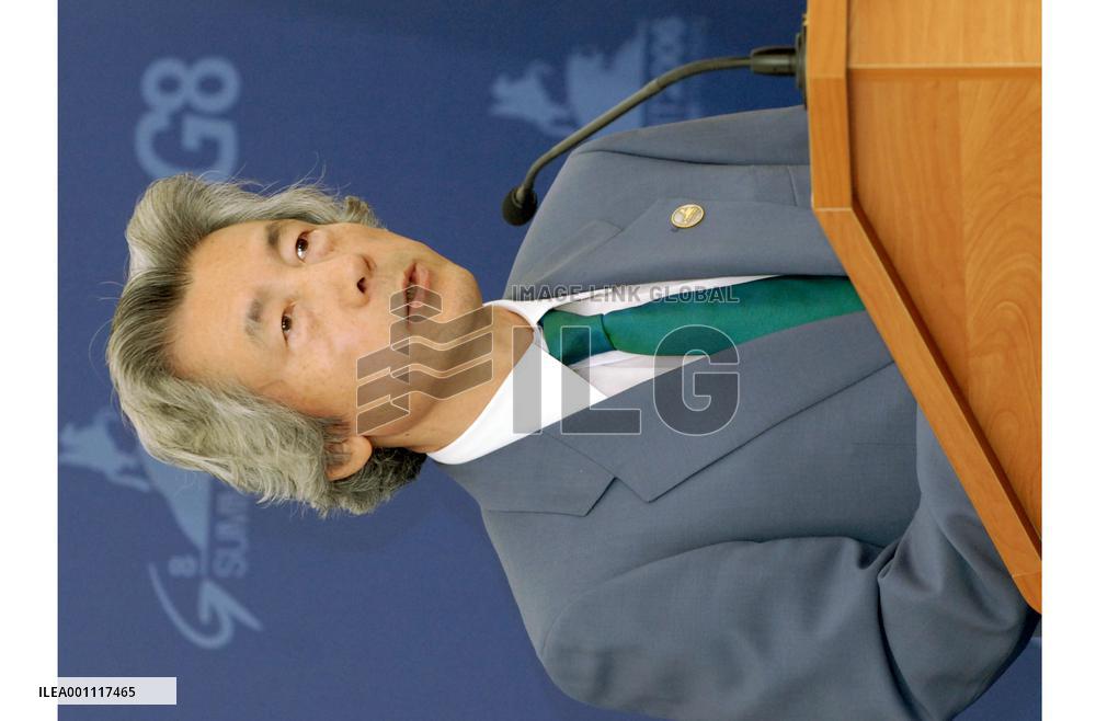 Koizumi meets press after G-8 summit