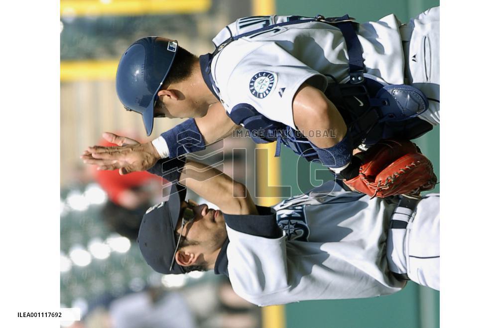 Ichiro marks 900th game with hit