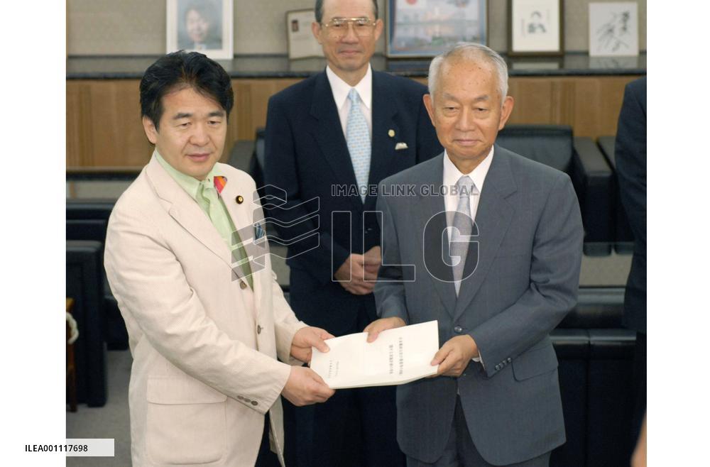 Japan Post plans service expansion after privatization