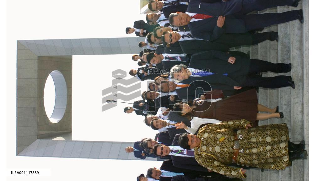 Koizumi visits memorial for Japanese internees