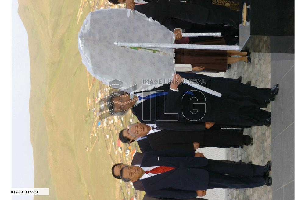 Koizumi visits memorial for Japanese internees