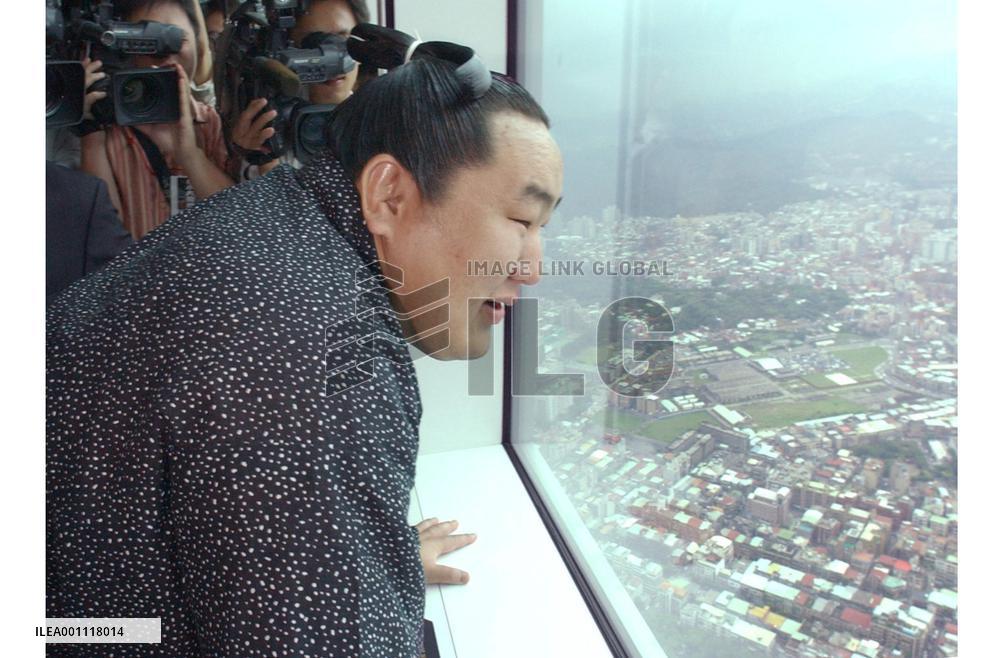 Sumo wrestlers in Taipei for exhibition tour