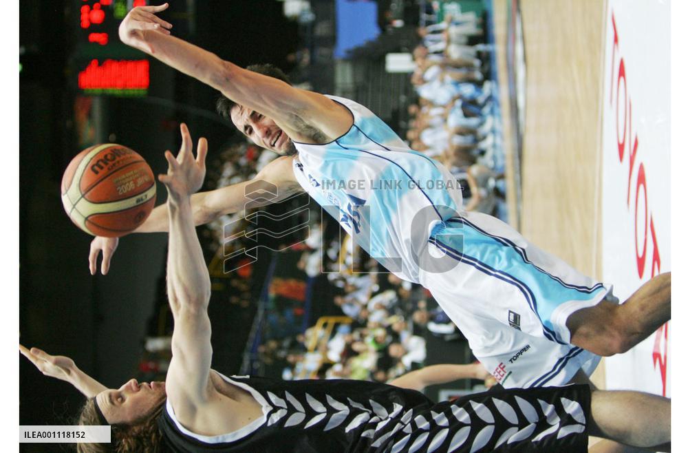 Argentina holds off New Zealand to make q'finals