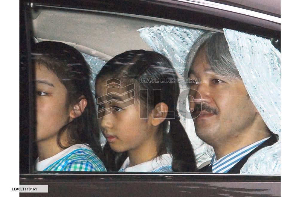 Prince Akishino visits wife at hospital