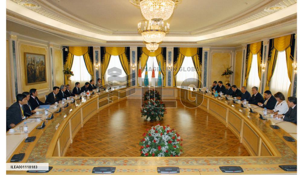 Koizumi meets with Nazabayev