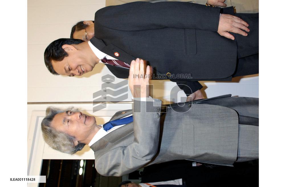 Koizumi meets with Vietnam premier