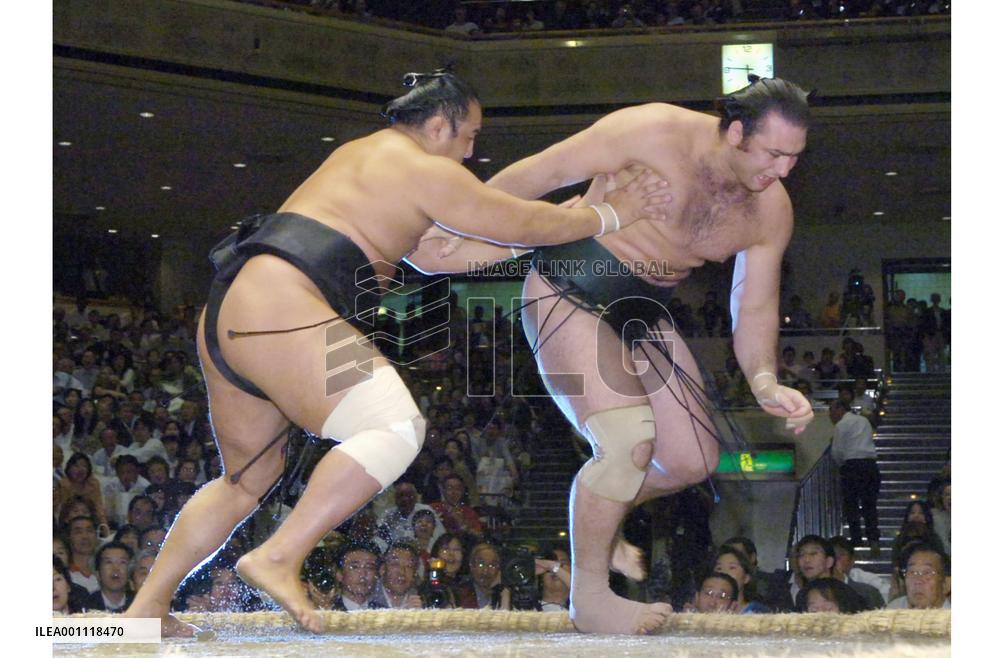 Kotooshu loses to Aminishiki on 4th day at Autumn sumo