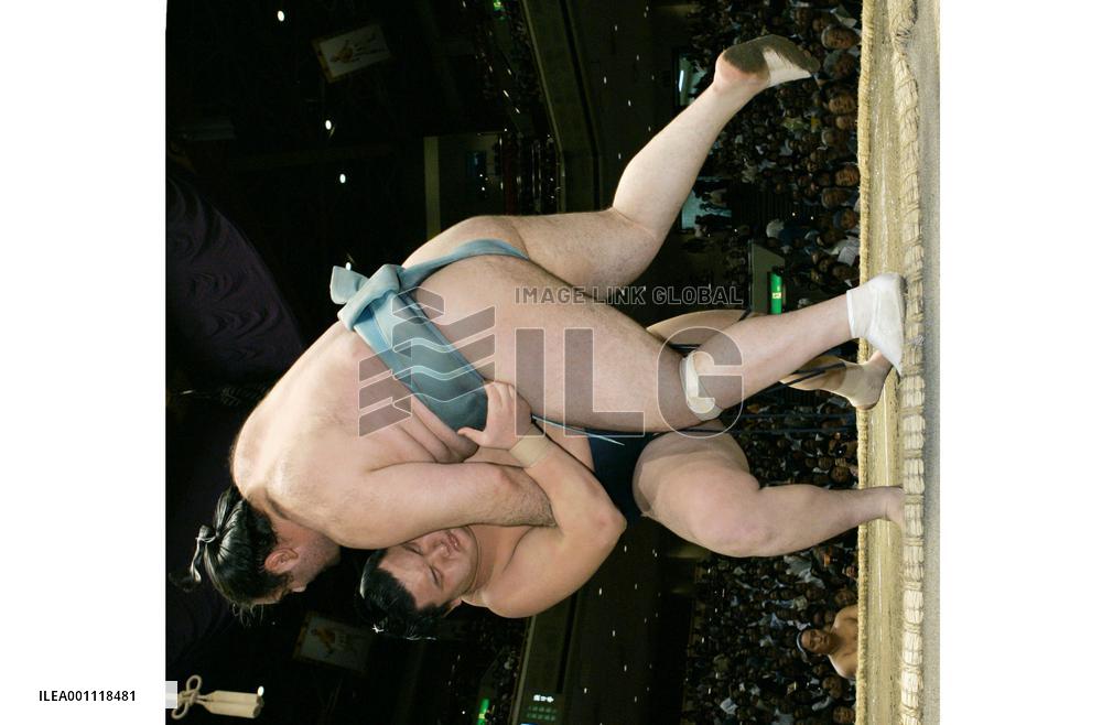 Hakuho gets 4th win at autumn sumo