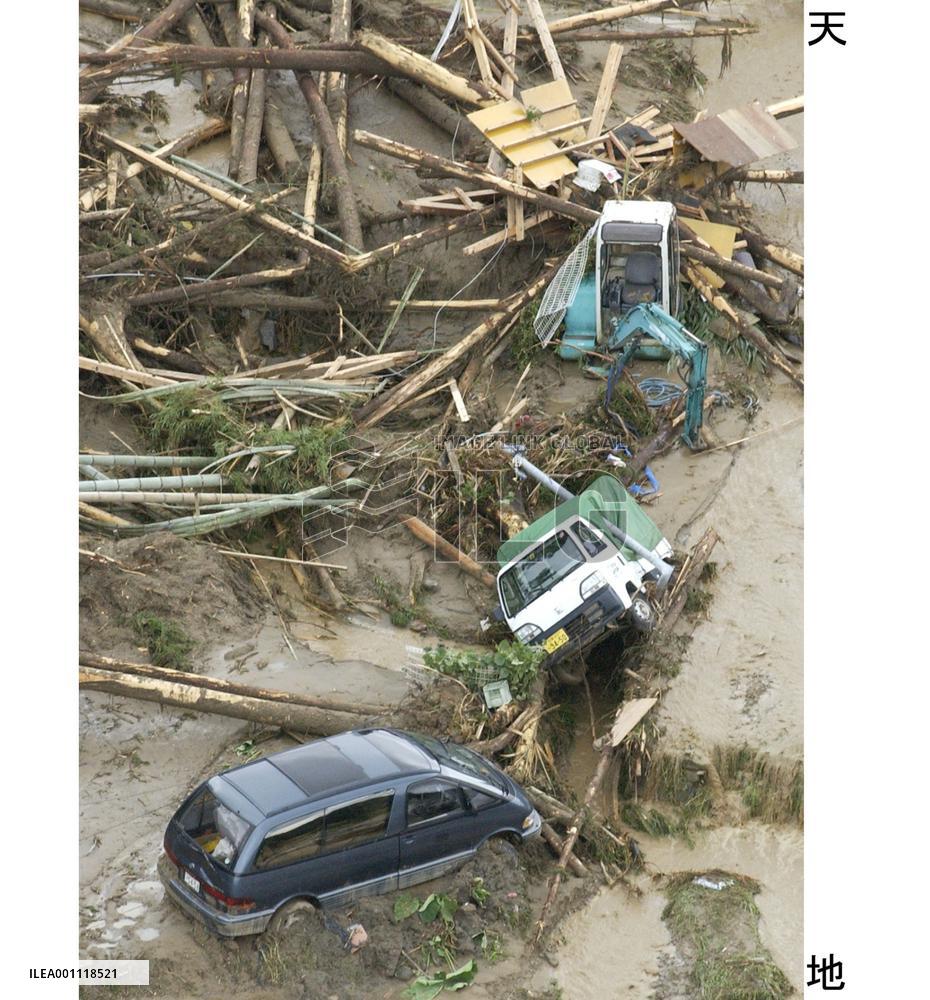 Typhoon approaches southwestern Japan, 2 killed by landslide