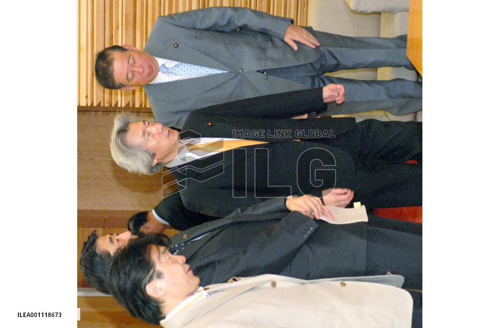 Koizumi Cabinet resigns en masse