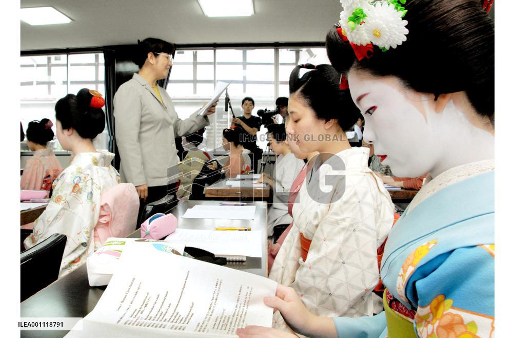 Kyoto's Maiko learning English conversation